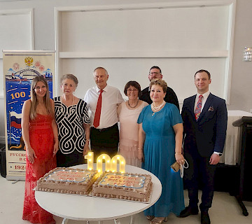 At the Anniversary Dinner of the Russian Club, artists of the Doremix Theater