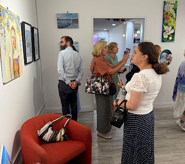 Открытие Рождественской художественной выставки и творческого объединения "Арт Поинт" состоялось 7 декабря в Русском клубе