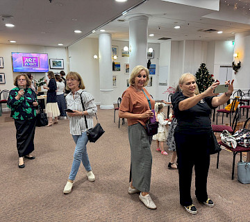 Открытие Рождественской художественной выставки и творческого объединения "Арт Поинт" состоялось 7 декабря в Русском клубе