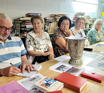 Владимир Маяковский в  библиотеке Русского клуба